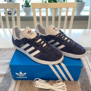 Adidas Gazelle blå - Säljer nu dessa fina adidas gazelle, knappt använda då jag inte tyckte om de särskilt mycket, skick 9,5/10. Storleken är 44 2/3 men jag har 43-44 vanligtvis så passar det, pris går att diskutera vid snabb affär! :)