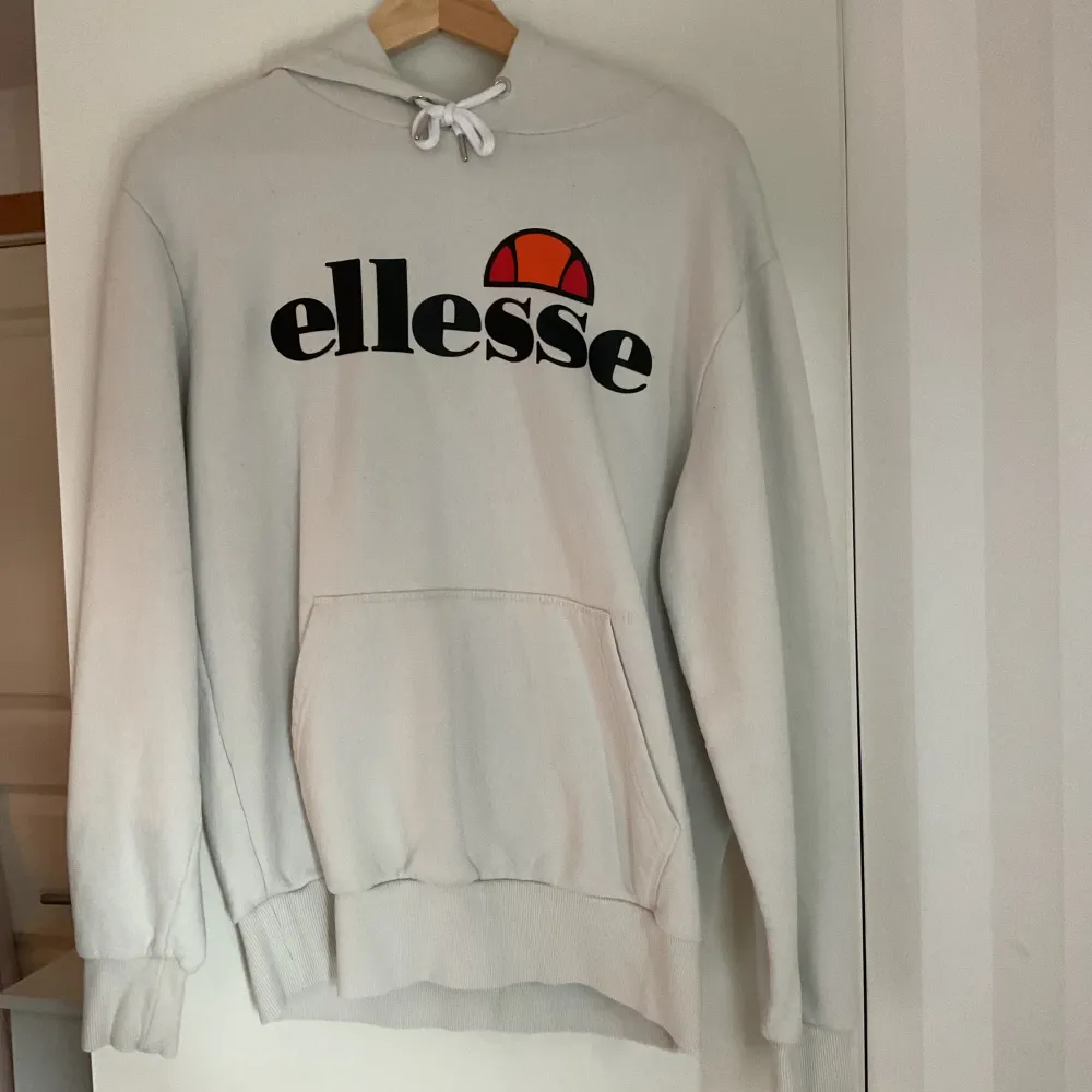 Säljer min Ellesse tröja som jag aldrig har använt, den är i bra skick. Hoodies.