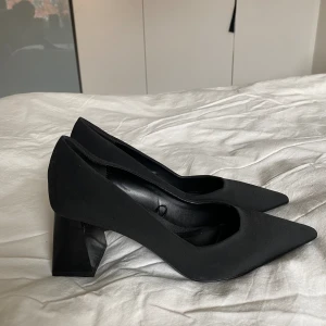 Spetsiga svarta klackar  - Elegant, klassisk, kolsvart och matt klacksko från Zara. Den glansiga breda klacken är som pricken över iet. Älskar dessa men tyvärr bara kommit till användning en gång.