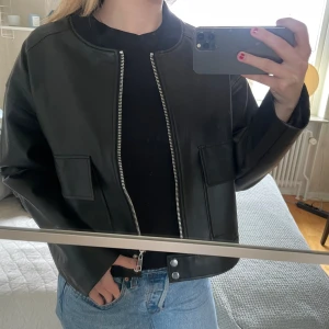  Skinnjacka - Säljer denna snygga jackan från mango. Köptes förra året och har aldrig kommit till användning sen dess, helt ny! Är i storlek L fast den är ganska liten i storlek, är S i vanliga fall men denna sitter perfekt! Tror de är fake skinn!❤️👍🏽