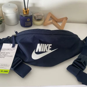 Nike magväska  - Nike magväska, helt ny, aldiet används, kartongen till väskan finns inte kvar, 