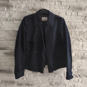 Blå trenchcoat  - Blå trenchcoat, använd en gång
