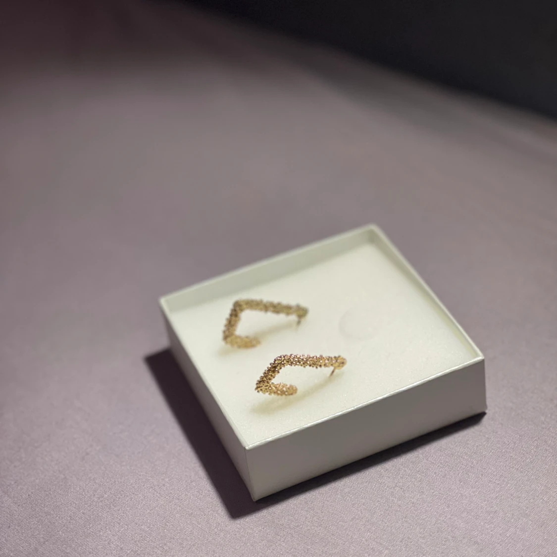 Tjocka guldiga örhängen !