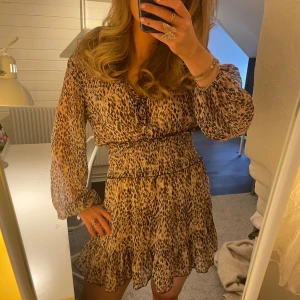 Klänning - Klänning från zara som kanske är använd 3 gånger, så i mycket bra skick💕