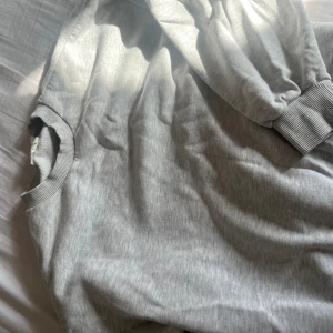 Sweatshirt från Gina  - Går sweatshirt från Gina tricot i Stl xs. Rätt så använd 