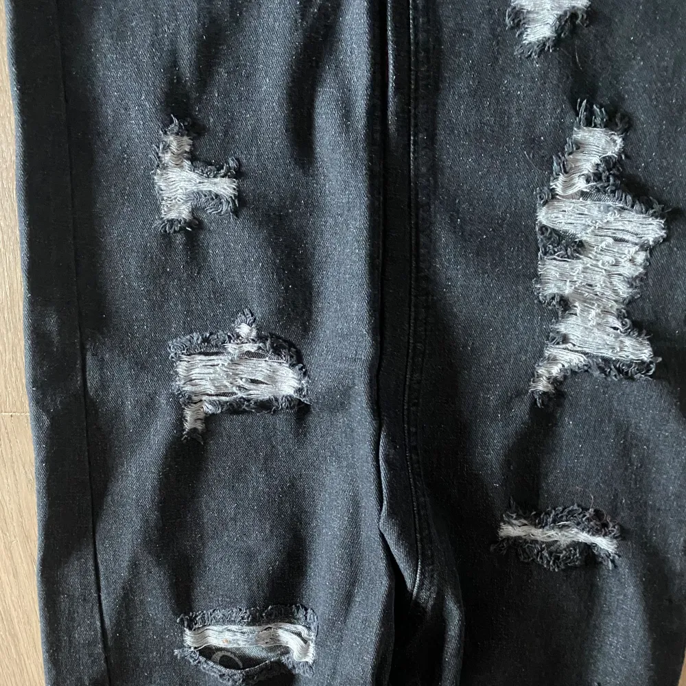 As coola baggy jeans med broderi tryck liknar evisu och inte mycket använda. Unika. Jeans & Byxor.