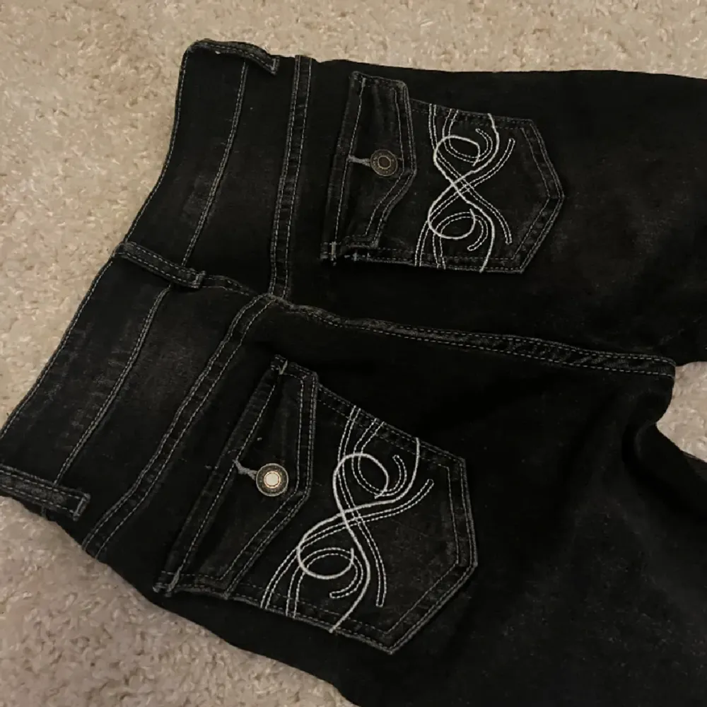 Snygga bootcut jeans som knappt används 💕. Jeans & Byxor.