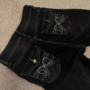 Snygga bootcut jeans som knappt används 💕