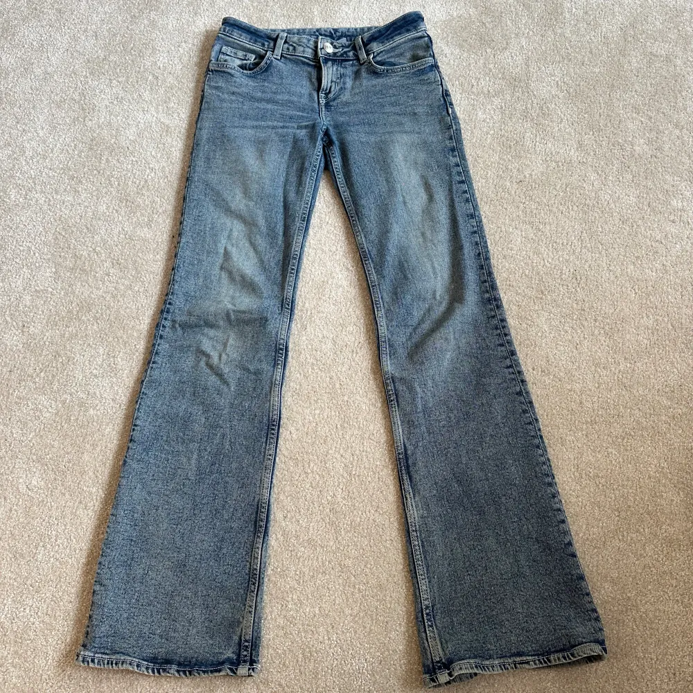 Jättefina lågmidjade bootcut jeans från H&M. Midjemått: 39 innerben: 81🩷🩷är 170. Köp direkt/buda i meddelanden 🩷🩷finns kvar!. Jeans & Byxor.