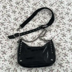 Rarely worn shoulder bag from Zara. Shipping is not included in the price. Dm for more info!