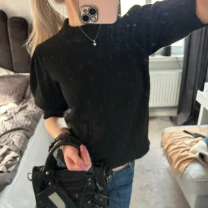 Stickad tshirt  - Så snygg stickad tshirt som knappast blivit använd! Passar perfekt nu till hösten 🩷🙏🏻