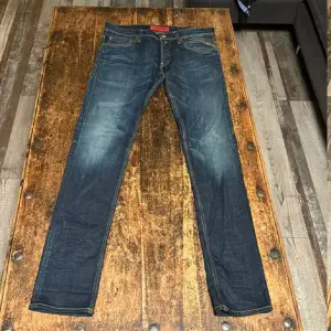Tja, säljer ett par feta Replay jeans i modellen Jondrill! Byxorna är i nyskick utan defekter. Endast använda några gånger. Storlek 33/34, nypris på Asos är 2200kr. Priset går att diskuteras så tveka inte att höra av dig om frågor uppstår!