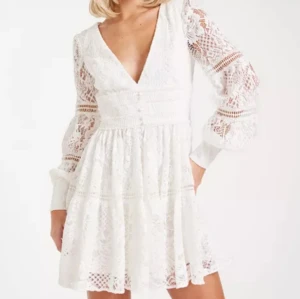 INTRESSEKOLL bardot lace mini dress - Kollar om intresse finns för denna fina studentklänning som tyvärr var lite stor för mig. Slutsåld på Nelly och är i helt nyskick💕 lappar finns kvar. Köpt här på Plick, nypris 1549kr  skriv gärna om ni har frågor!