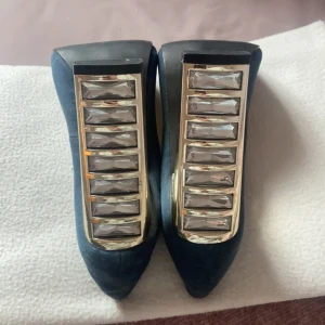 Klackskor  - Snygga marinblåa skor från nly, storleken är 38 & är inte använda på flera år, klacken är bling bling! Superfina :)