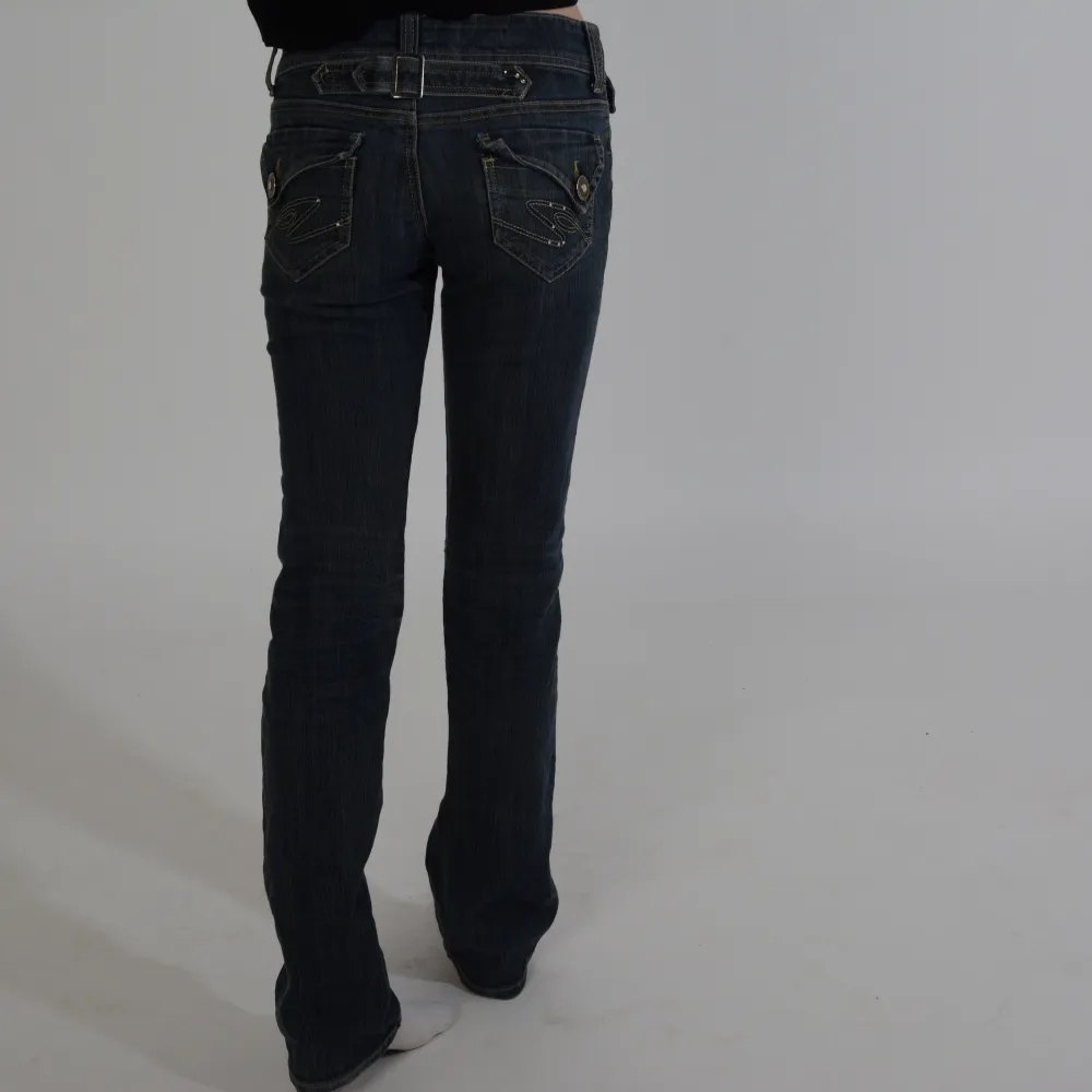 Lågmidjade jeans med detaljer på bakfickorna. Modellen är 163cm och storlek xs/s. Byxorna har några diamanter som har gått bort därför sänks priset. Annars är byxorna i bra skick. 🩷. Jeans & Byxor.
