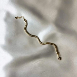 Petunia armband 18 k - Material: rostfritt stål samt 18 k guldpläterad 