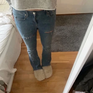 Zara jeans  - Säljer dessa zara jeans med hål i, fint skick och storlek 36/38