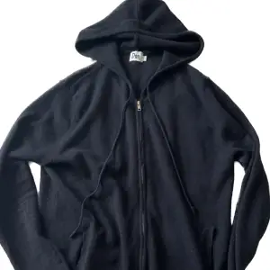 100% Kashmir hoodie i märket DON som är helt slutsålt  Storlek S Skick 9/10 Färg: mörkblå Har litet håll under armhålan vilket endå inte syns så de inga större problem:)