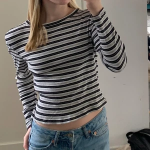 Gullig randig och ribbad tröja  - Jättefin tröja i superbra skick! Storlek M men jag skulle säga S. Hör av dig för fler bilder eller frågor☺️❤️