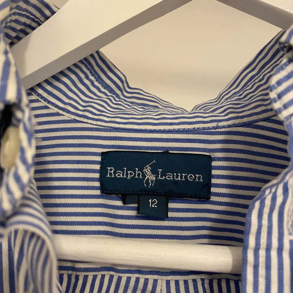 Hej jag säljer denna Ralph Lauren skjortan för 399kr Nyskick och har inga hål eller fläckar. Skriv till mig om ni skulle vara intresserad eller om ni har några andra frågor.. Skjortor.