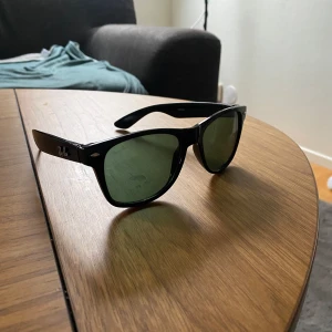 Ray-ban wayfarer - Säljer ett par oanvända ray-ban wayfarer. Riktigt schyssta och perfekt inför våren och kommande sommar.  Nypris ligger runt 1500kr. 