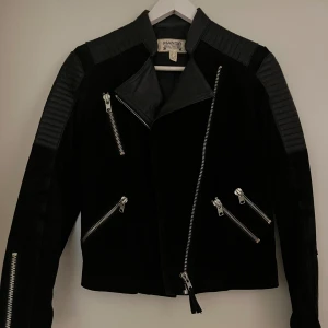 Skinn/mocka jacka - Nästa helt ny jacka som bara har använt två gånger. 