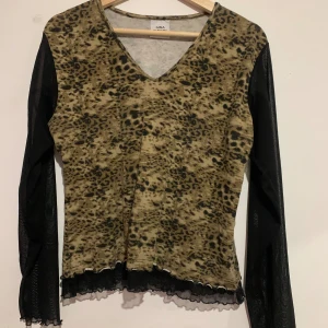 tröja med leopard print och mesh armar - tröjan är i storleken L men sitter som ett M