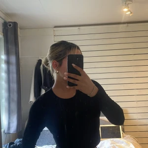 Träningströja - och extremr sköna träningströja. Den är lite croppad i modellen men inger överdrivet. Passar xs/s och har inga defekter eller liknande på sig!💞✨🤍