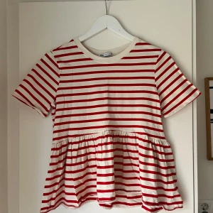 Zara topp - Säljer denna söta topp från zara 💕 Storlek s men passar mindre 🫶🫶🫶