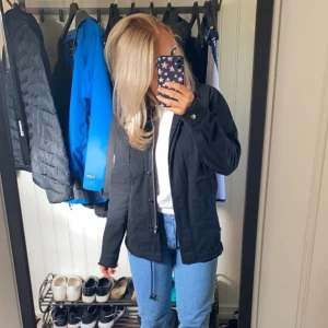 Jeansjacka  - Snygg jeansjacka köpt på butiken chelsea i Göteborg, storlek M. Sparsamt använd🥰