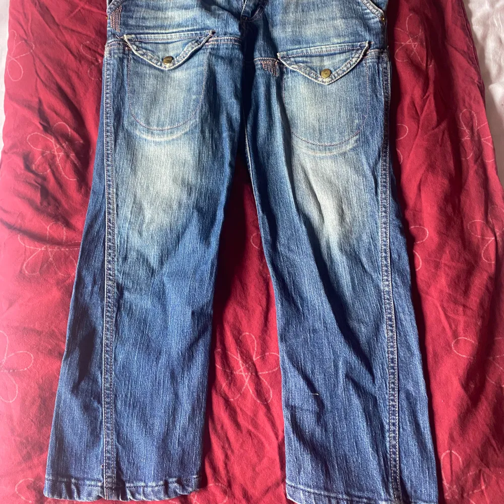 Fina jeans perfelt inför vår och sommar med rosa stitching. Det är korta men kan kan även användas som långa shorts!. Jeans & Byxor.
