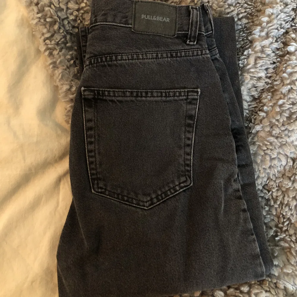 Super fina ”raka” jeans från pull&bear i storlek 34 men skulle säga att dom mer är som 36!💕. Jeans & Byxor.