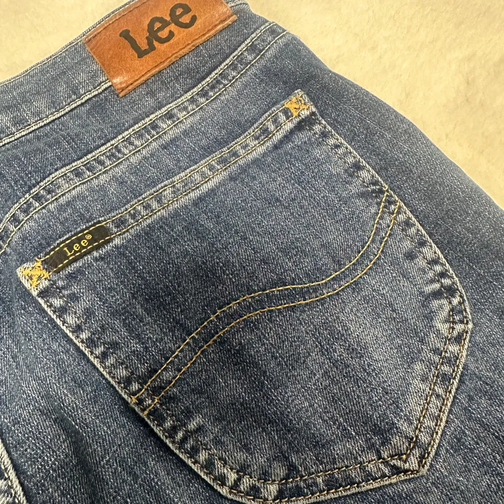 Säljer ett par Lågmidjade utsvängda jeans från märket Lee💙 de är extremt strechiga  och vääldigt långa i benen, innerbenslängden ligger på 90cm✨, midjan 40cm.  Det är bara att höra av sig vid frågor!. Jeans & Byxor.