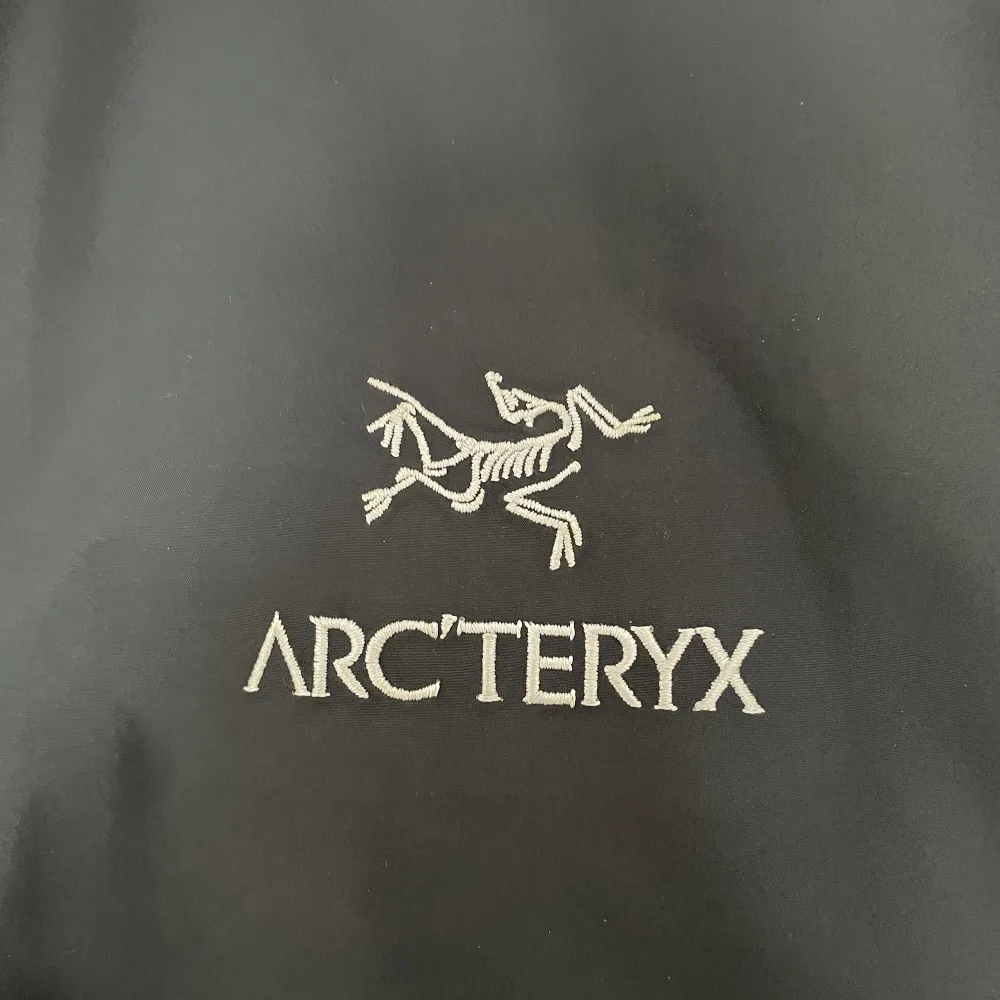 Använd men i bra skick, köpt från Arcteryx Sverige, legitcheckad och klar, säljer pga att jag inte använder den längre..mörkblå . Jackor.