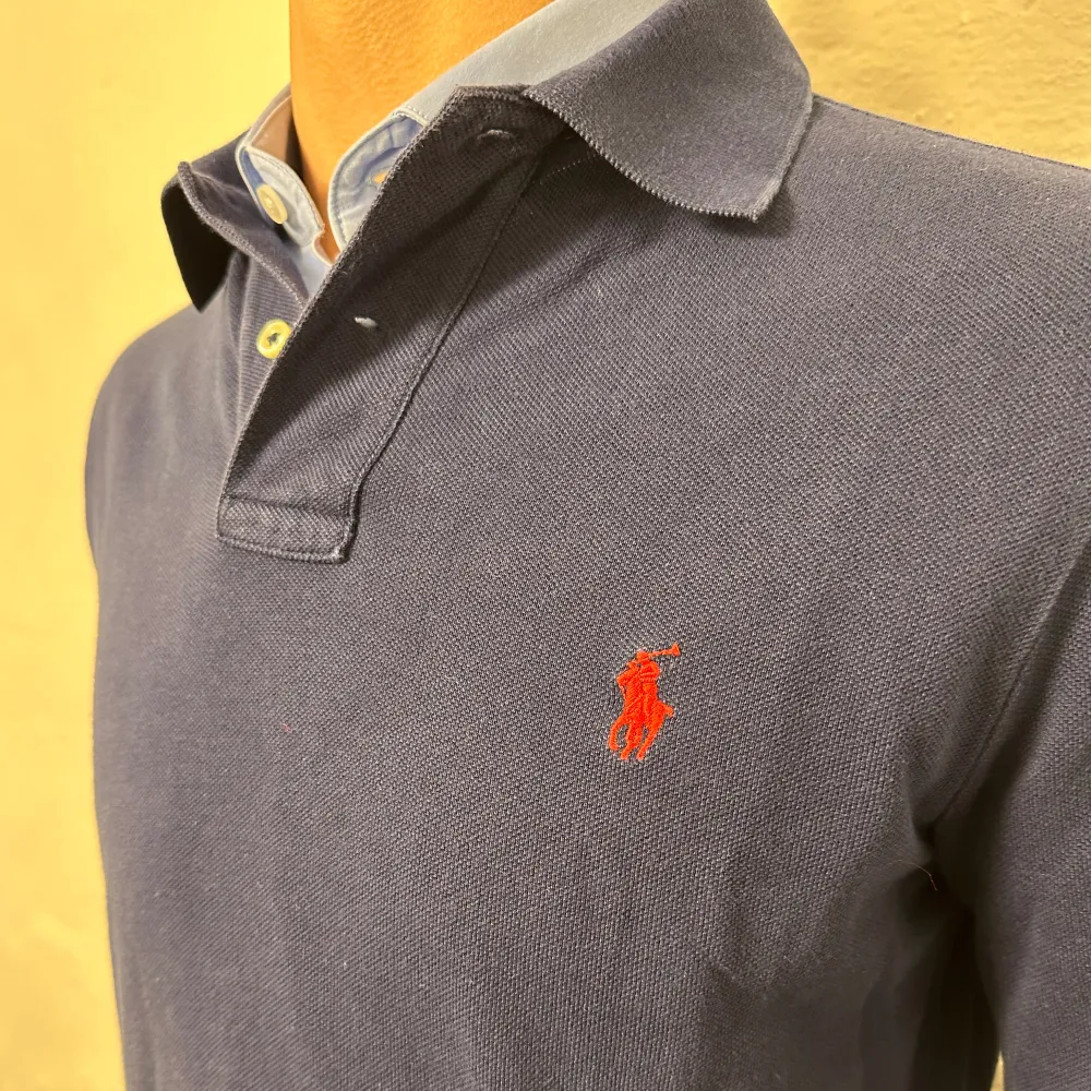 En as schysst långärmad piké från Ralph lauren. Storlek s och modellen på bilden är ca 185 cm, och den passar mindre. Fint skick. nypris 1499, köp för endast 449kr.  Fast pris gäller🤝. Tröjor & Koftor.