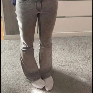 Snygga jeans från zalando💞 Änvända men ingen defekter.  Passar mig perfekt som är 165 men kommer ej till användning❤️ Bara att skriva vid frågor eller fler bilder❤️