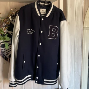 Varsity bombarjacka - Mörkblå och vit Andvänd två gånger Säljer den för att den är lite stor 