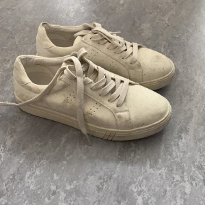 Sneakers - Sneakers från NAKD Storlek 37 Färg:vit (off-white) Använda några gånger, lite slitningar fram tillsammans  Säljer pga fel storlek (true to size)