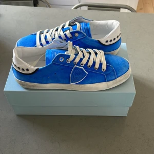 Philippe Model skor  - Storlek 39 men passar 40 utmärkt då dem sitter relativt stort i storleken. Aldrig använda~ 10/10. 