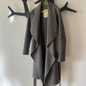 Grå kappa  - Fin grå kappa i storlek XS. Köpt secondhand.