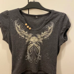 Y2k tröja - En jätte fin y2k tröja som har använts max 3 gånger! Storleken är M men passar även som S