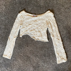 Genomskinlig tröja - Jätte cool osymmetrisk magtröja från Urban outfitters! Den har ett litet hår på ena armen men det är inget som syns💝Köptes för ca. 400kr🫶