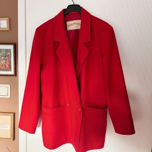 Röd oversized kavaj - En röd Fougstedts (Malmö) kavaj i jättefint skick! Från secondhand men felfritt skick! Väldigt fin kvalité, använd 1 gång av mig. Säljs pga för stor. Storlek är borttagen men sitter som en M/L, lite oversized 💓 Skriv gärna för fler bilder 👍🏼