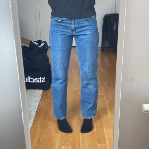 Mörkblå jeans - Säljer mina snygga jeans då de ej kommer till användning längre. Inga defekter alls och är mellanmijade. Skriv om ni har frågor eller funderingar:))