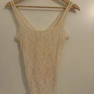 Spets body  - Snygg genomskinlig spetsbody från Hm. Aldrig använd.