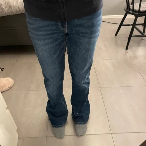Fina gina tricot jeans💙 - Säljer dessa fina jeans från Gina då dom aldrig kommer till användning, dom har gått upp lite längst ner som man ser på bild nmr 3 annars inga större defekter, skriv privat för fler bilder💙