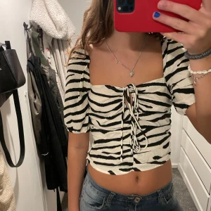 Super cool topp - super cool zebra mönstrad tröja🤍