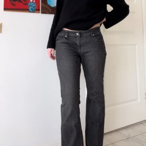 Grå lågmidjade jeans - Säljer dessa snygga lågmidjade bootcut jeansen från second hand, jag är 168cm med långa ben🌸🌸 jeansen är snygg passform och långa👌🏼
