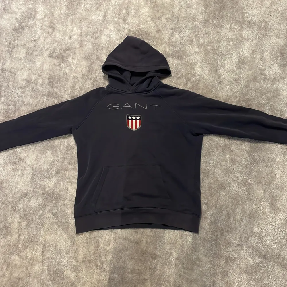 Säljer denna snygga Gant hoodie! Färg marinblå! Passar inte längre mig. Den har börjat tappa färg vid armbågen men inget som syns när man har på sig den! Storlek 170 Priset går att diskutera och om du har mer frågor är det bara att skriva!. Hoodies.