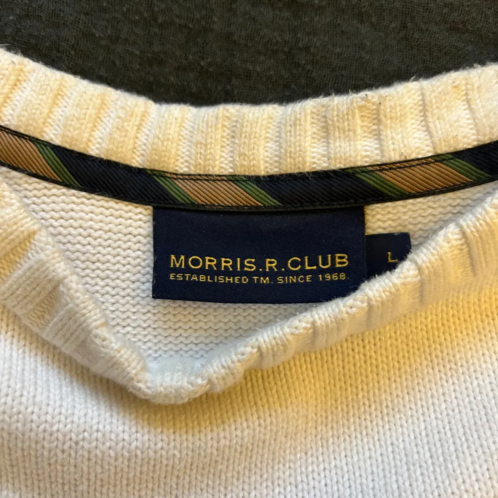 Vit stickad tröja av märket Morris. Storlek L men passar en större M.. Hoodies.